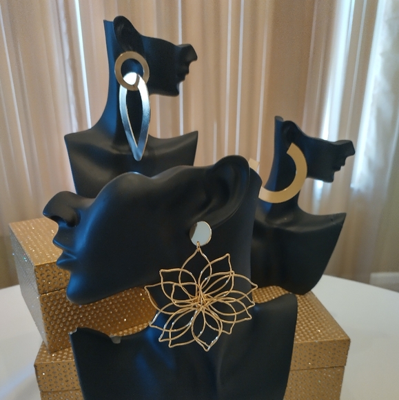 I have a variety of earrings that I'm selling for $5 to make room for more inven - Picture 7 of 10